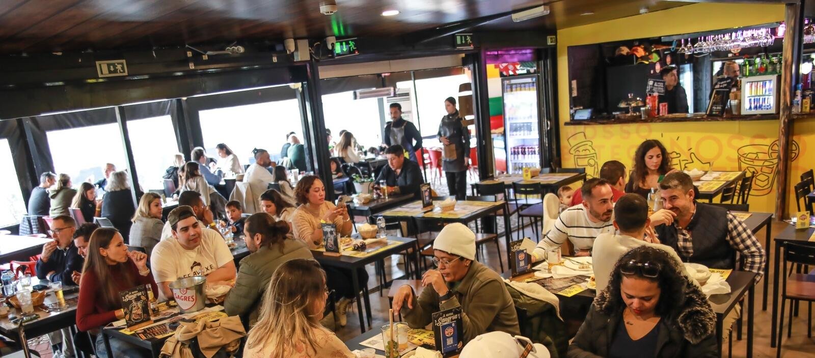 Salão do Nosso Buteco cheio de clientes