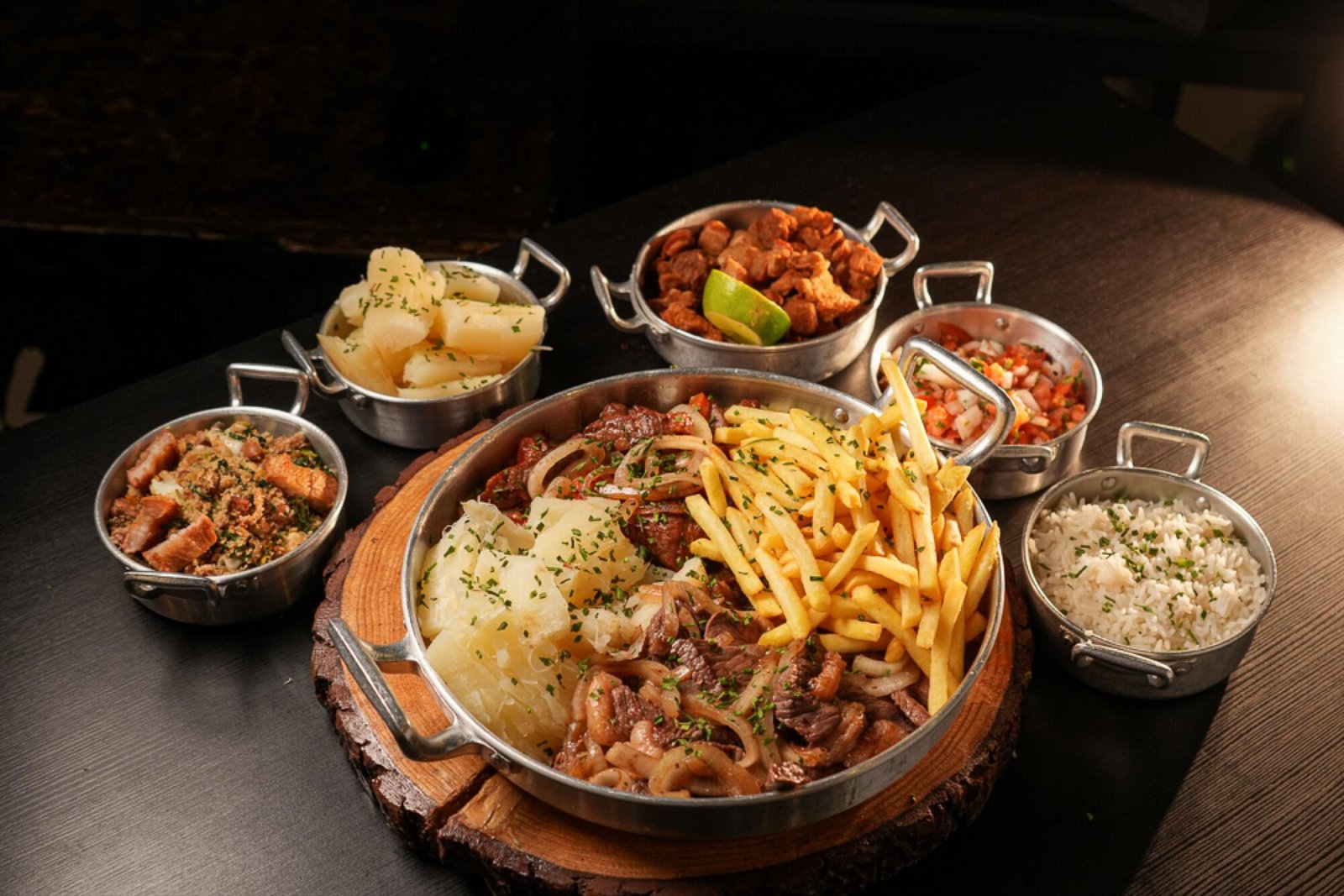 Mesa do Nosso Buteco com petiscos brasileiros