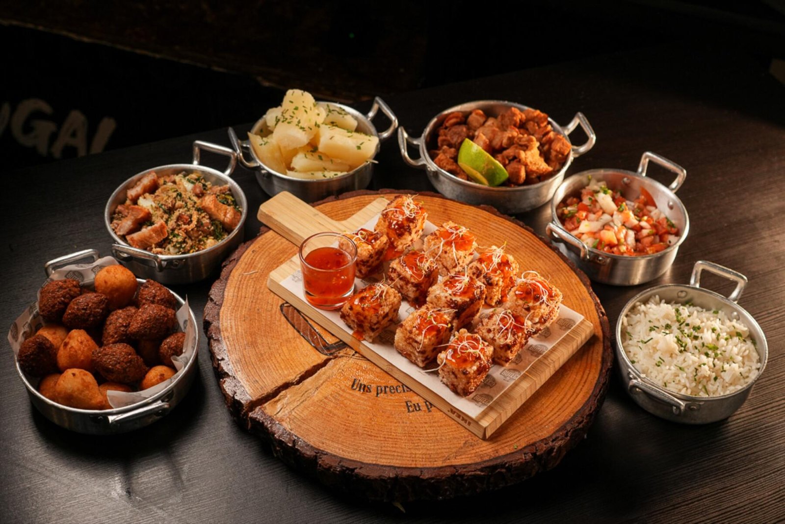Mesa do Nosso Buteco com petiscos e panelinhas