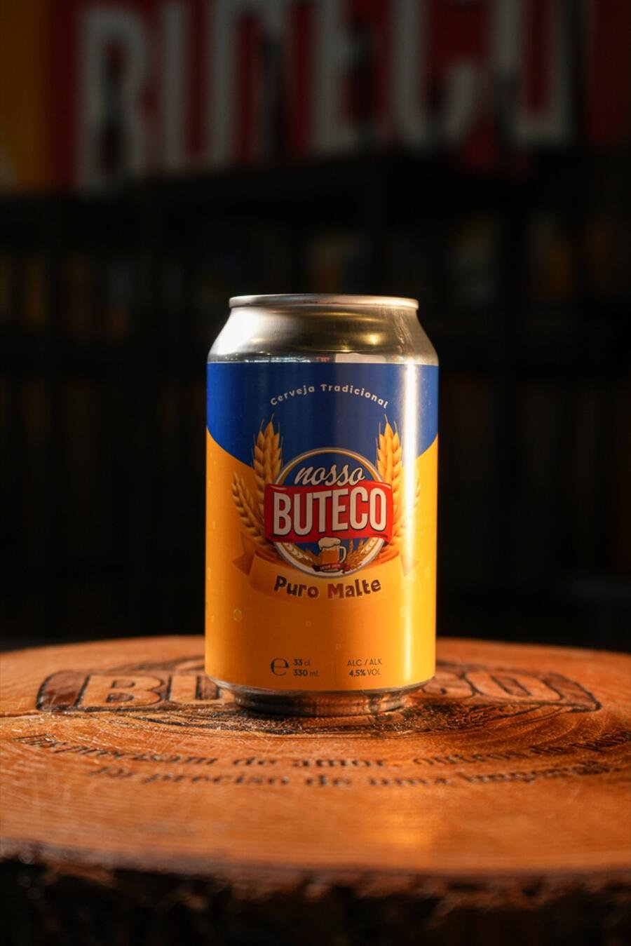 Lata de cerveja Nosso Buteco sobre a tábua